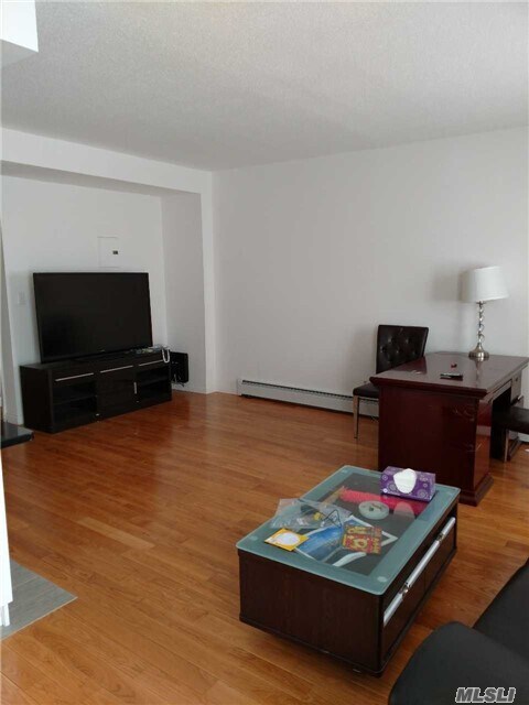 Foto del edificio - 136-17 Maple Ave