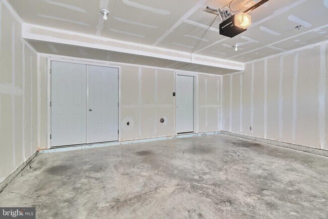 Foto del edificio - 8016 Blue Stream Dr