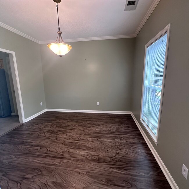 Building Photo - 2 bed, 2.5 bath townhome, all appliances i...