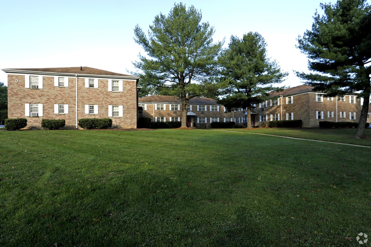 Sharon Arms Apartments in Robbinsville, NJ