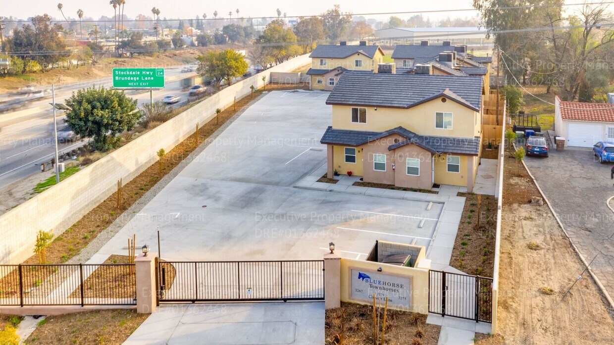 Foto principal - Bluehorse Townhomes