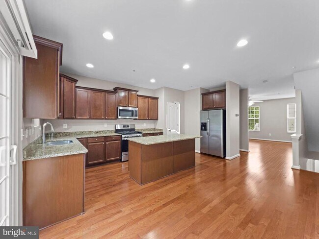 Building Photo - 7425 Willow View Ln