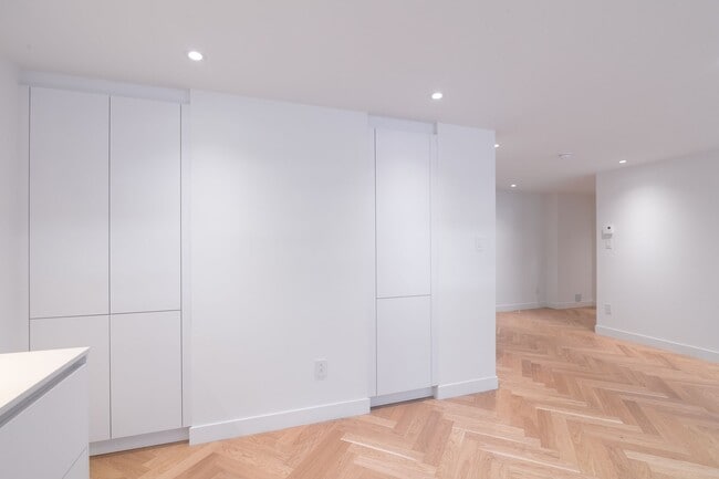 Building Photo - 590 Av. Outremont