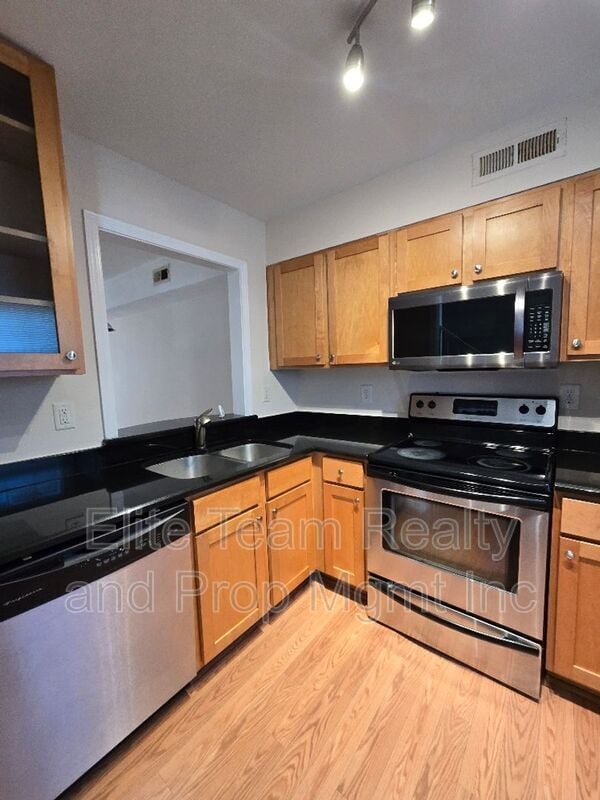 Building Photo - 1207 Green Oaks Ln