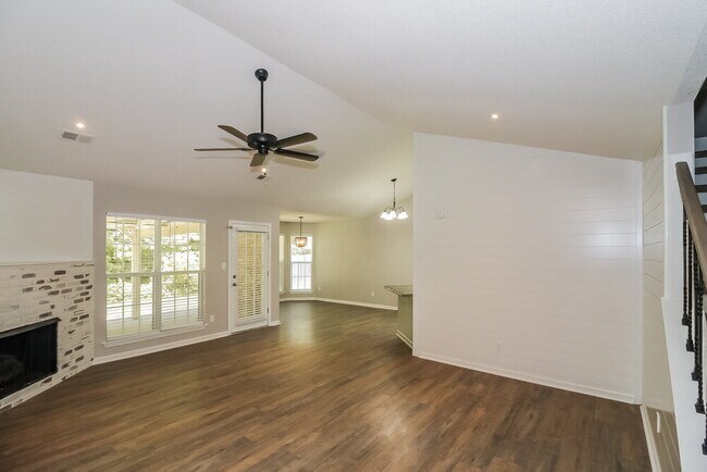 Foto del edificio - 8331 Grayce Dr