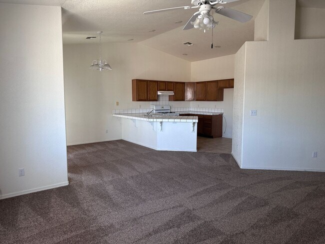 Foto del edificio - 2 BR 2Ba Home with YARD, Garage, close to Hwy 95 Fort Mohave