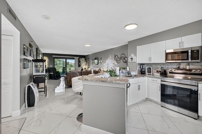 Building Photo - 2334 S Cypress Bend Dr