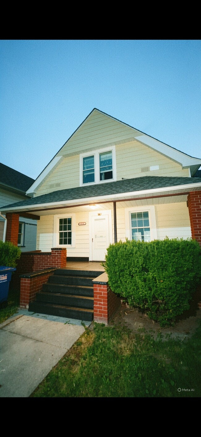 Building Photo - 319 E Streicher St