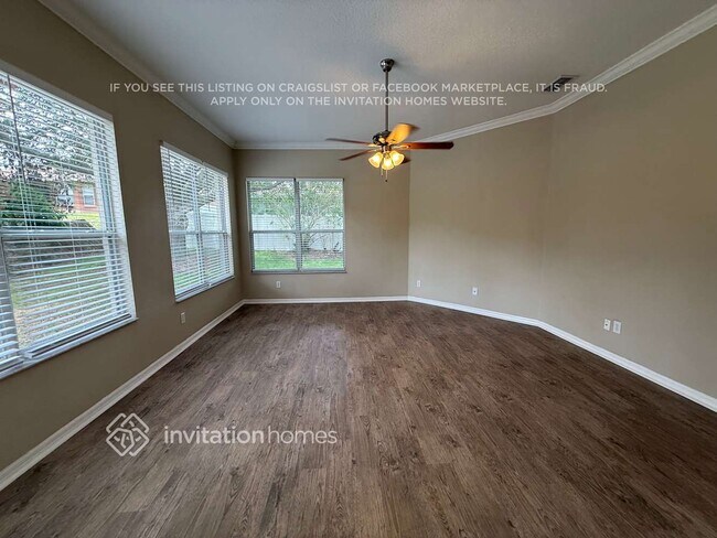 Foto del edificio - 136 Lombard Cir