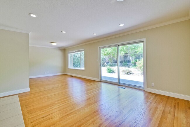 Foto del edificio - Spacious Home l Massive 12,525 Sq Ft Lot l...