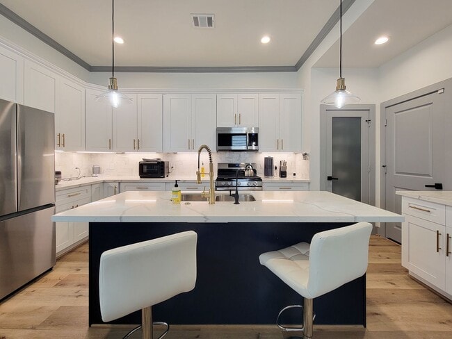 Foto del edificio - This 4-bedroom, 3-bathroom, two-story residence comes with a generous two-car attached garage. Re...