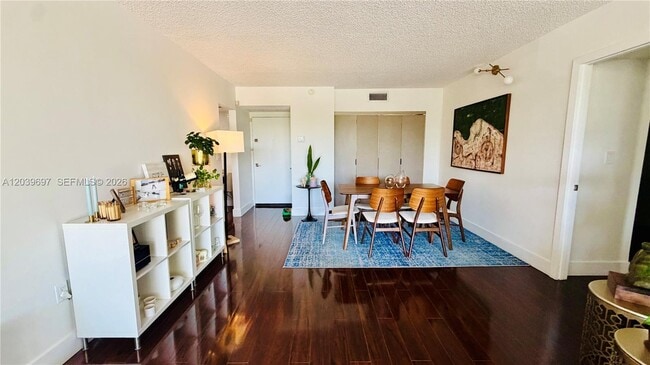 Building Photo - 3701 N Country Club Dr