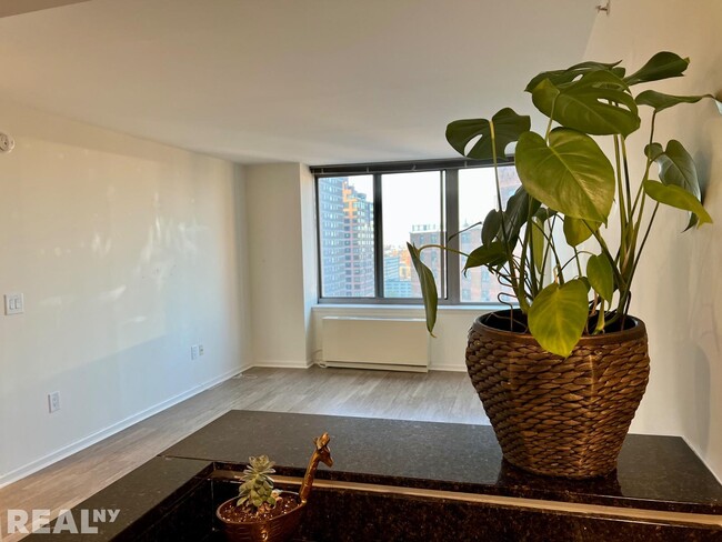 Building Photo - 408 E 92nd ST