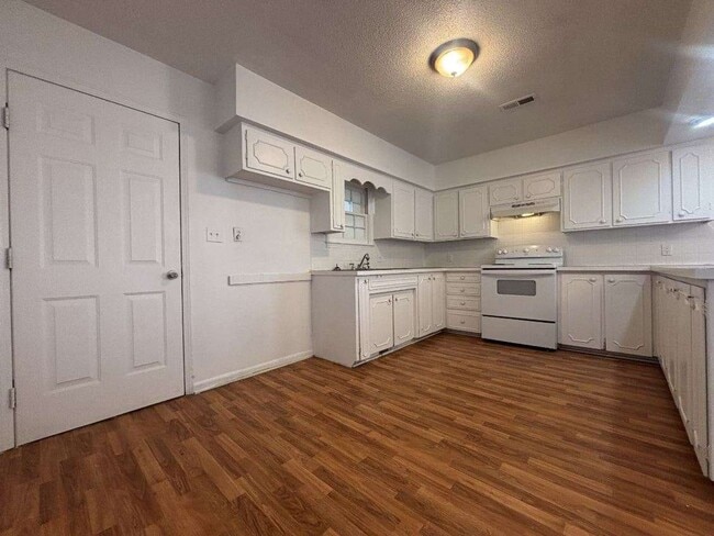 Building Photo - 2 Bedroom House with a large kitchen and l...
