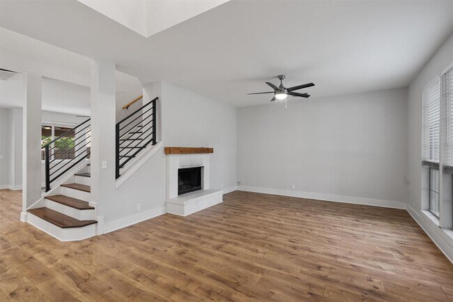 Foto del edificio - 1203 Thackeray Ln