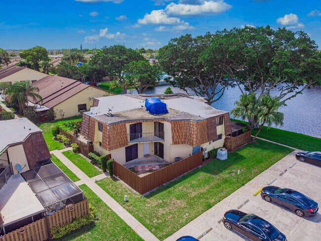 Foto del edificio - 241  Springdale Circle  Palm Springs Fl 33461