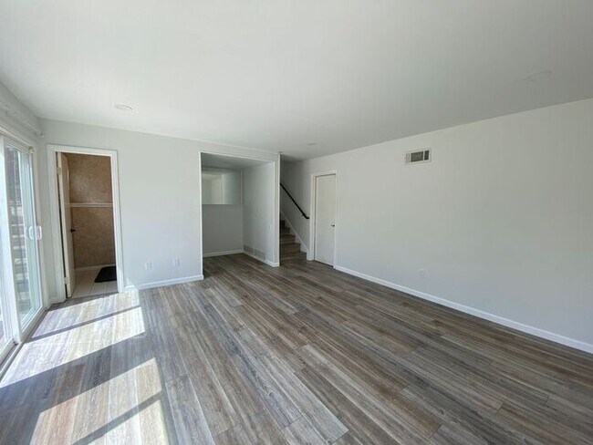 Foto del edificio - 4 bedroom 2.5 bath recently renovated home...