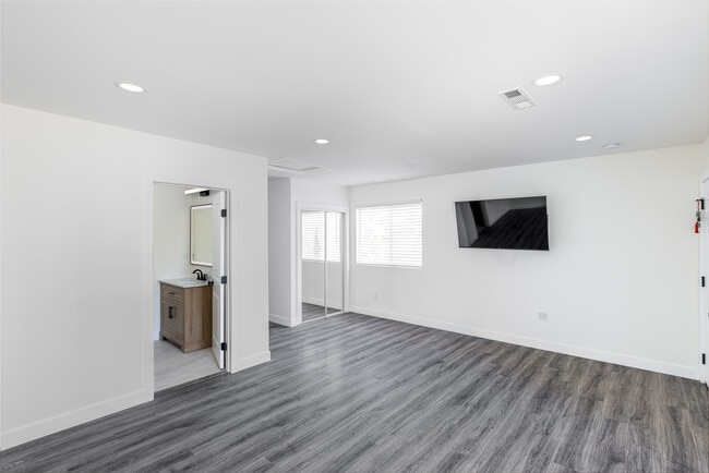 Foto del edificio - 8143 Hinds Ave