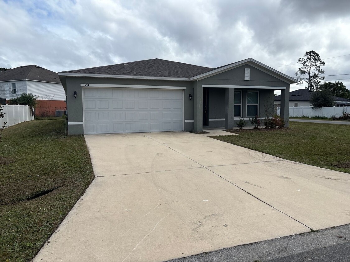 Beautiful 4-Bedroom Corner-Lot Home in Poinciana with 2-Car Garage - Beautiful 4-Bedroom Corner-Lot Home in Poinciana with 2-Car Garage