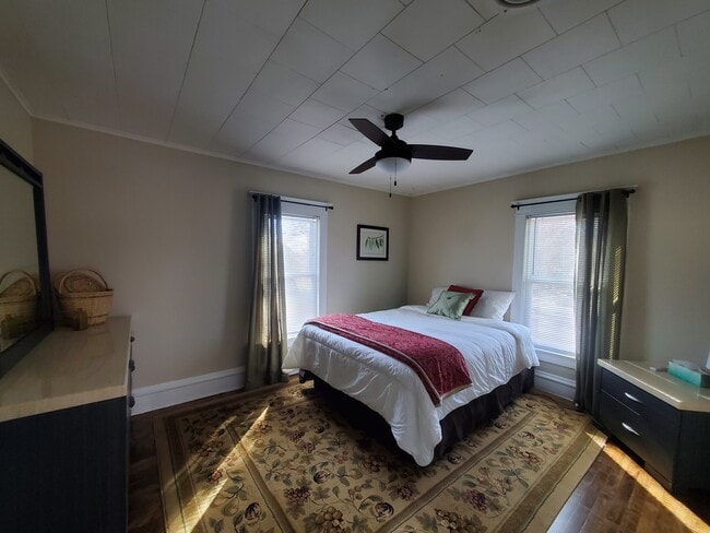 Main bedroom, queen bed - 314 N Maple