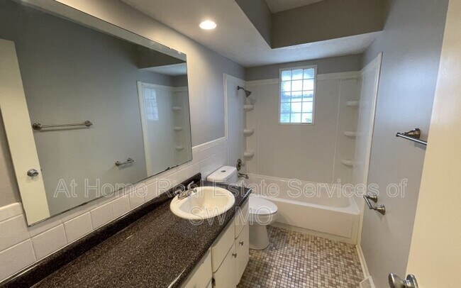 Foto del edificio - 1349 E Elm St