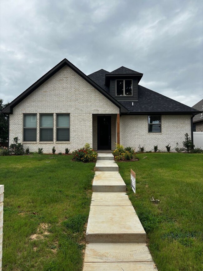 Foto del edificio - New Construction Home in Pleasant Grove for Rent!