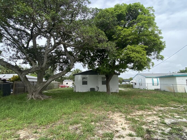 Building Photo - 1136 Avenue G