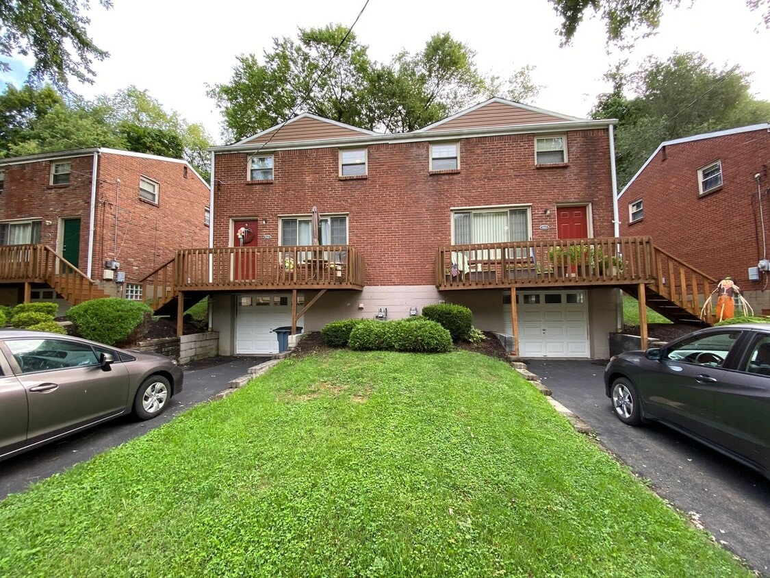 Primary Photo - Gorgeous 3 Bedroom Duplex in Castle Shanno...