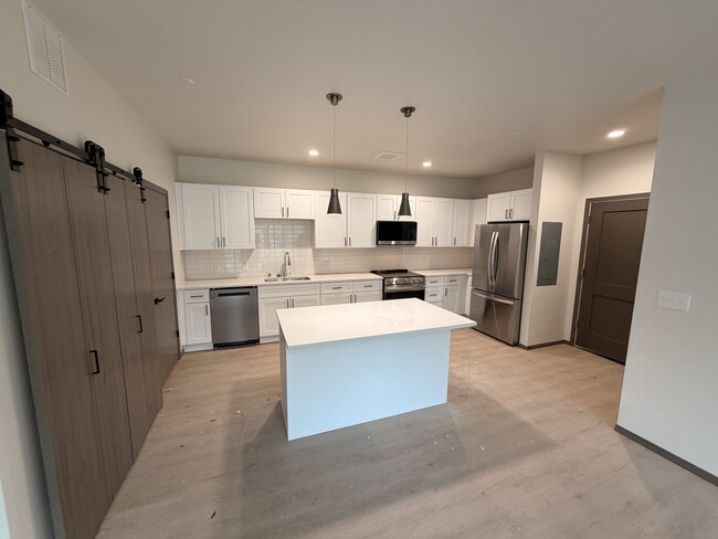 Building Photo - The Vistas Apartments at Beacon Hill