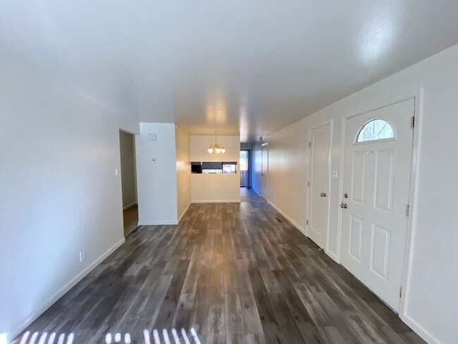 Foto del edificio - Charming Sparks Duplex - Yard/Garage/AC/1 ...