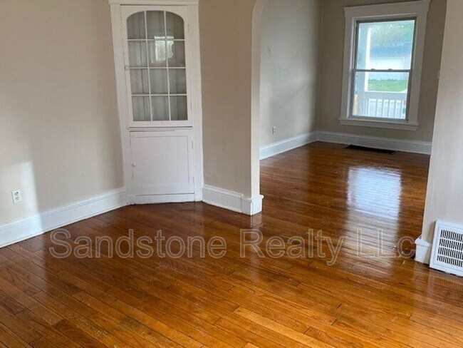 Foto del edificio - 921-923 W 10th St