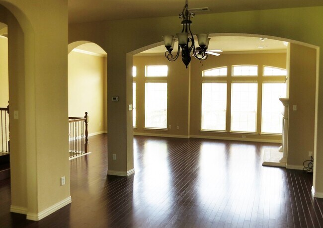 Building Photo - Luxury Town Home