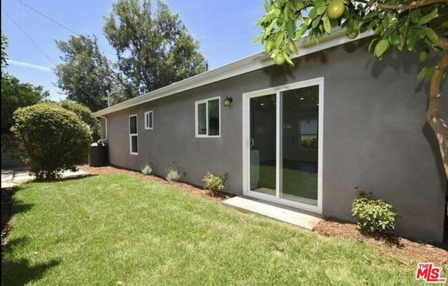 Foto del edificio - 8630 Lubao Ave