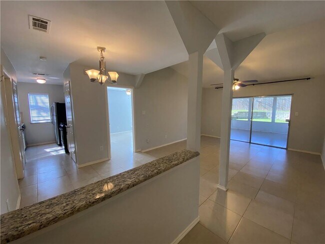 Foto del edificio - 5249 Meadow Creek Dr