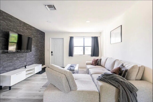 Foto del edificio - 1200 NW 18th Ct