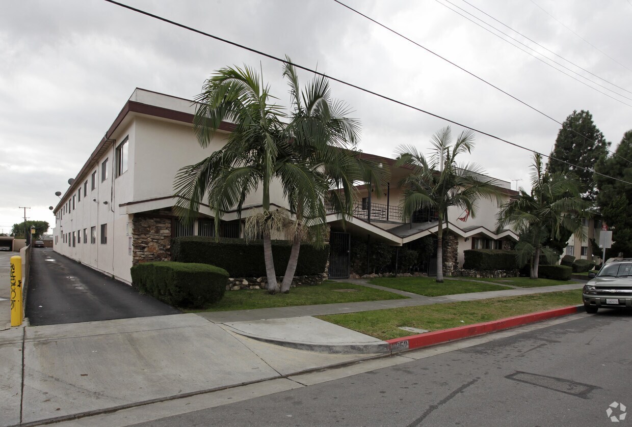 Foto principal - 8252 Whitaker St