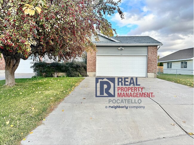 Foto del edificio - 3 Bed 2.5 Bath Twin Home - Double Car Garage - Small dogs negotiable