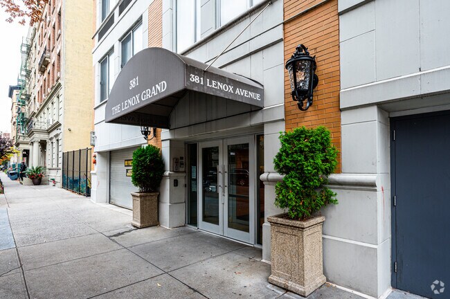 Foto del edificio - The Lenox Grand