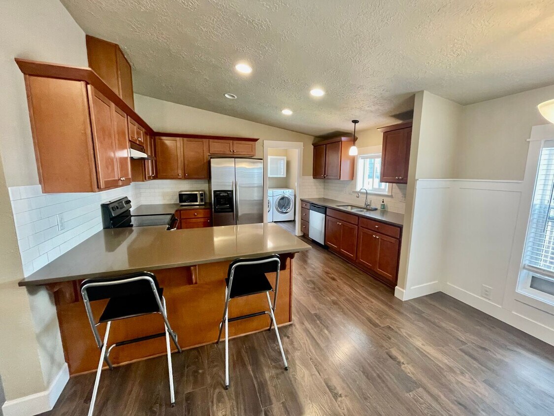 Foto principal - Spacious 3 Bedroom/2 Bath Home with generous fully fenced yard!