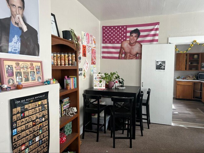 Foto del edificio - PRELEASE: Spacious 6+ bdrm/2 bath in York Neighborhood