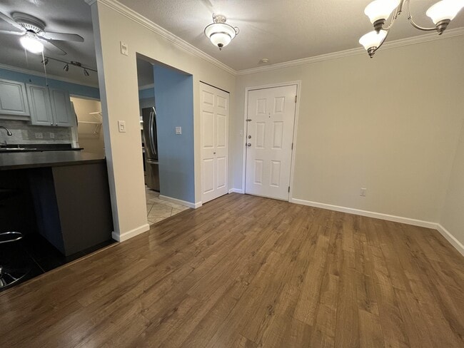 Building Photo - 2526 Lakeview Crescent