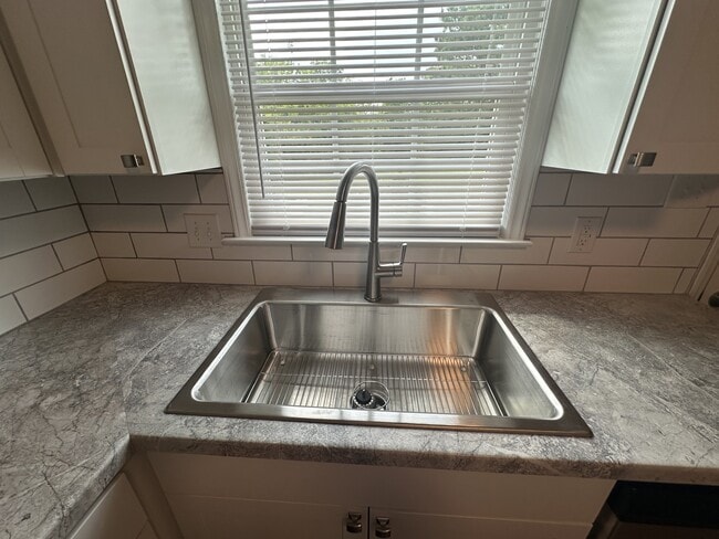 Foto del edificio - 1205 Cherry Ln