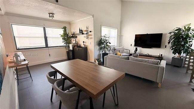 Building Photo - 10231 Fontainebleau Blvd