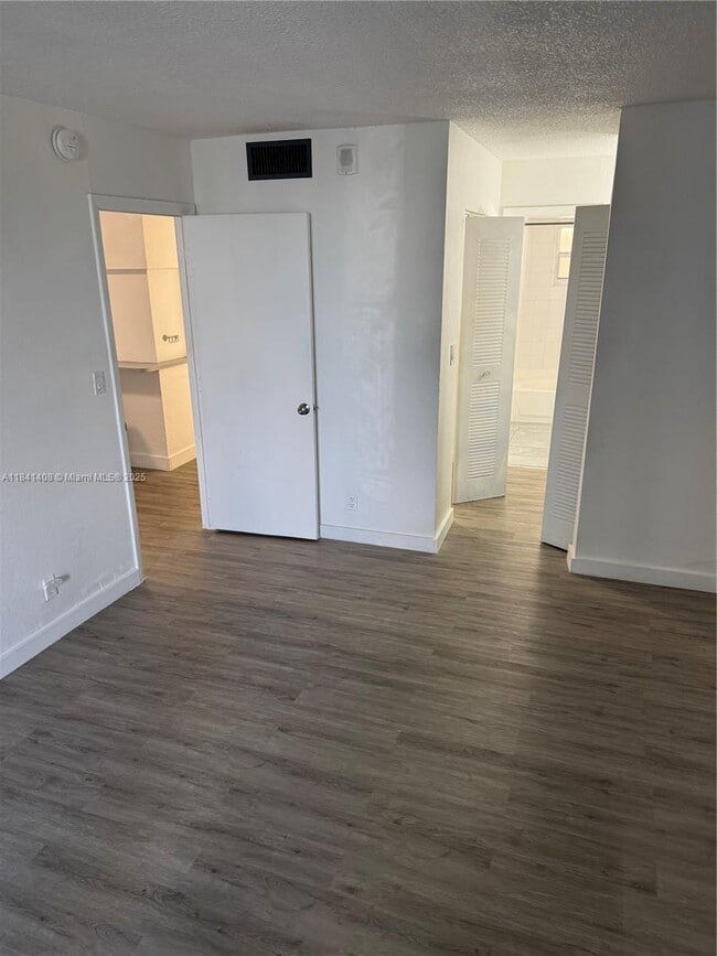 Building Photo - 2903 N Miami Beach Blvd