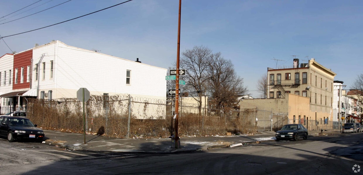 Building Photo - 337-347 Etna St