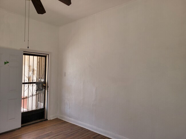 Living room - 905 Wyoming Ave