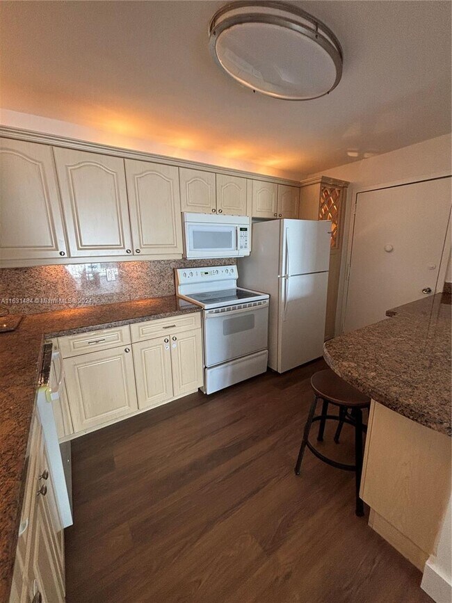Foto del edificio - 6801 Indian Creek Dr