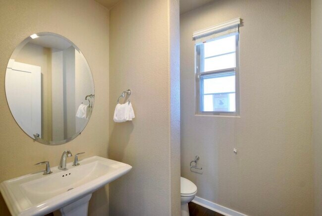Building Photo - 1070 Goldenstar Pl