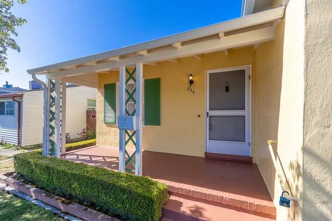 Foto del edificio - 2BR Home + Bonus Room with Yard & 2-Car Garage | Near Oyster Point | YouTube Tour