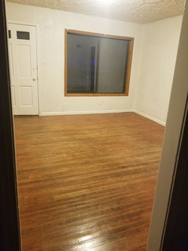 Building Photo - 3 Bed 1 bath